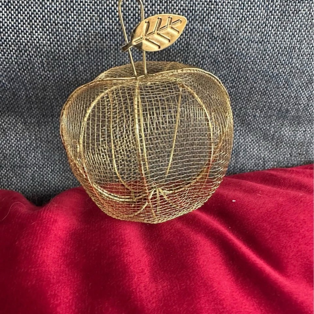 Gold Wire Apple Decor
